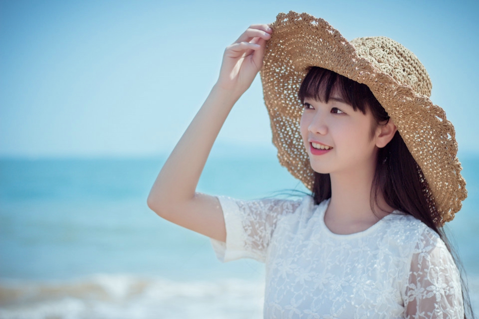 笑靥如花草帽美女海风扬起你的长发清纯写真