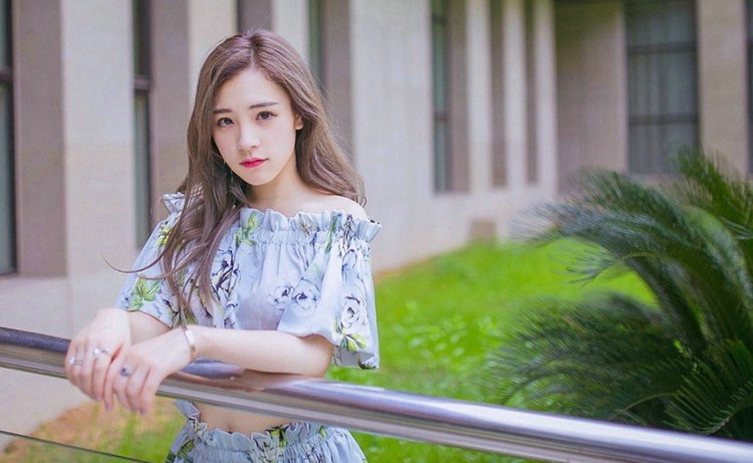 清丽脱俗清纯甜美香肩女生