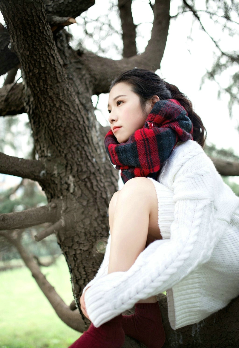 空阔草地上的毛衣围巾美女马尾清爽