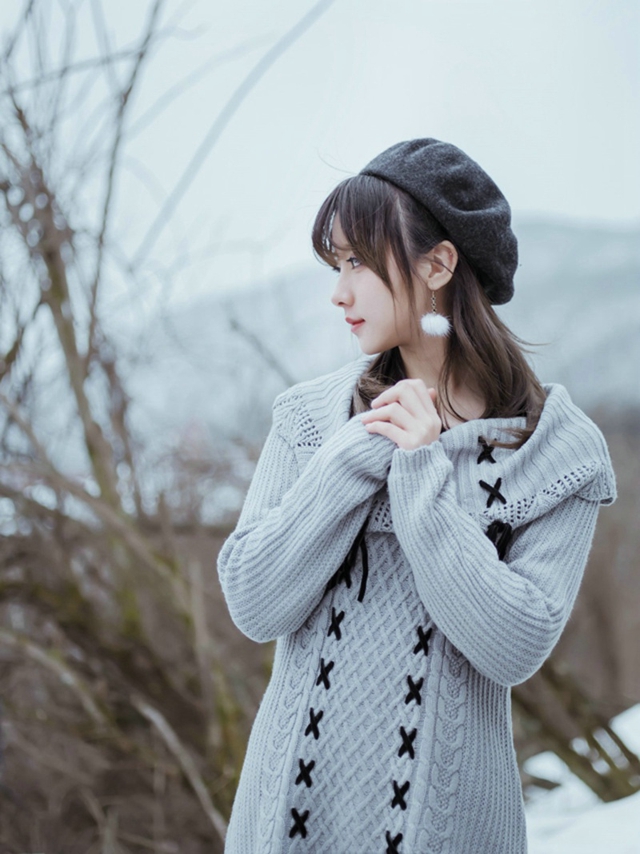 清纯甜美美女雪中漫步