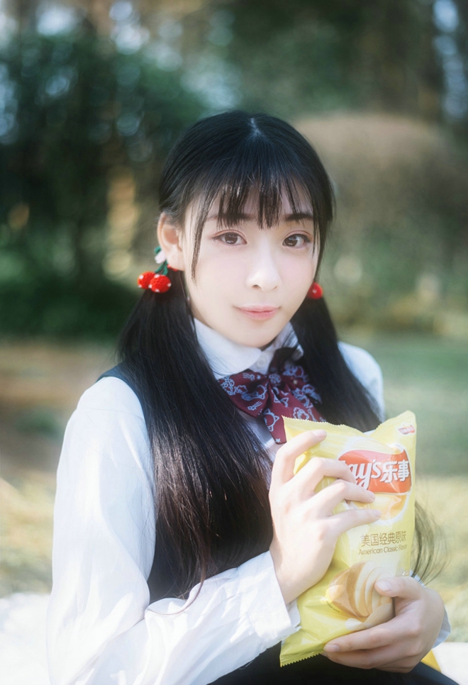 可爱俏皮阳光美女户外甜美写真