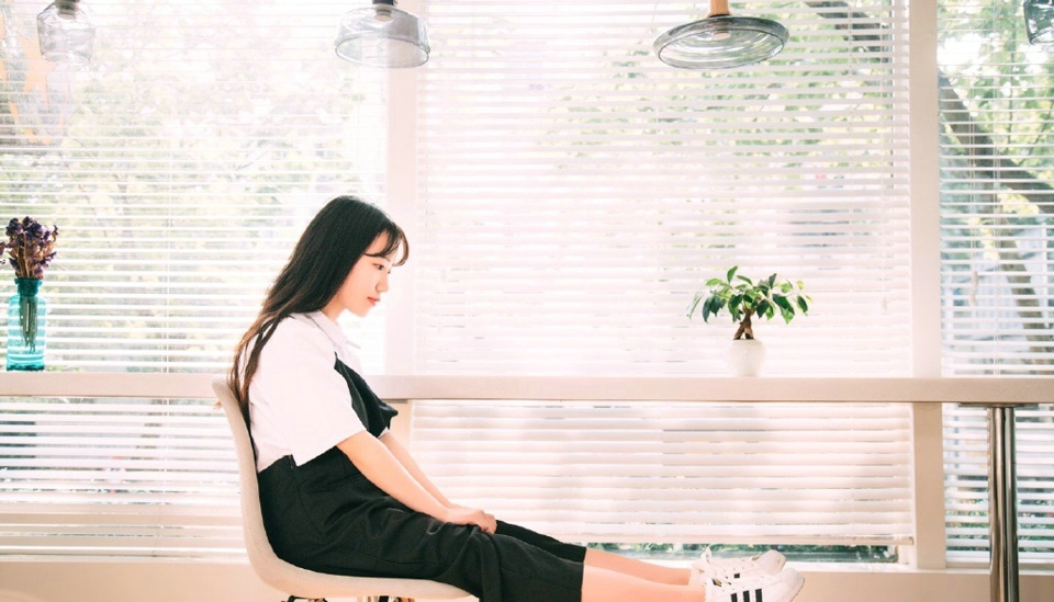 咖啡馆内的背带裤少女青春俏皮写真