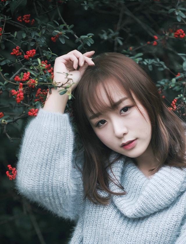 花丛中的毛衣美女气质眼神迷离写真