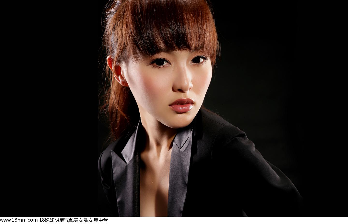 俏皮可爱人气大美女唐嫣