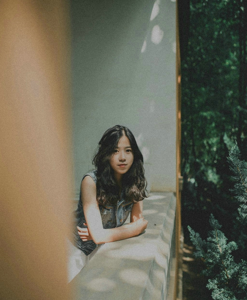 忧郁气质卷发美女自然随性写真