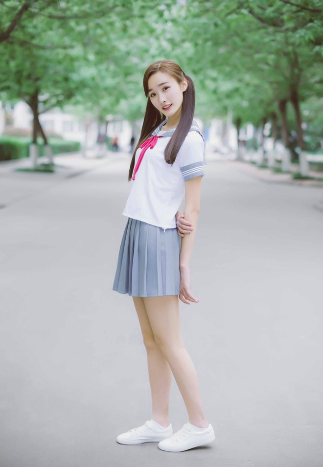 短裙学生装长腿学生美眉