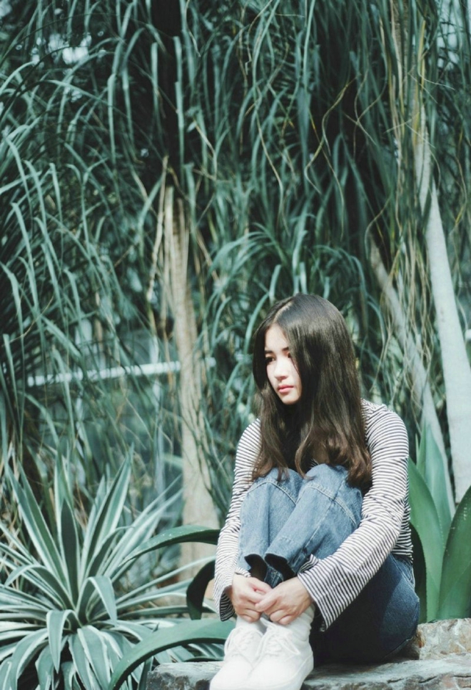 90后长发清纯美女夜间街拍照