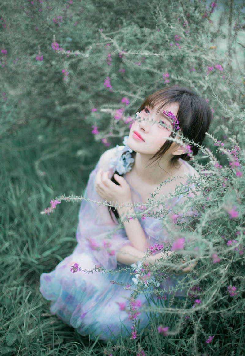 90后美女恬静自然户外养眼美图