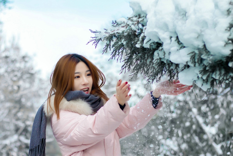 冬日雪地内的羽绒服妹子娇嫩俏皮写真