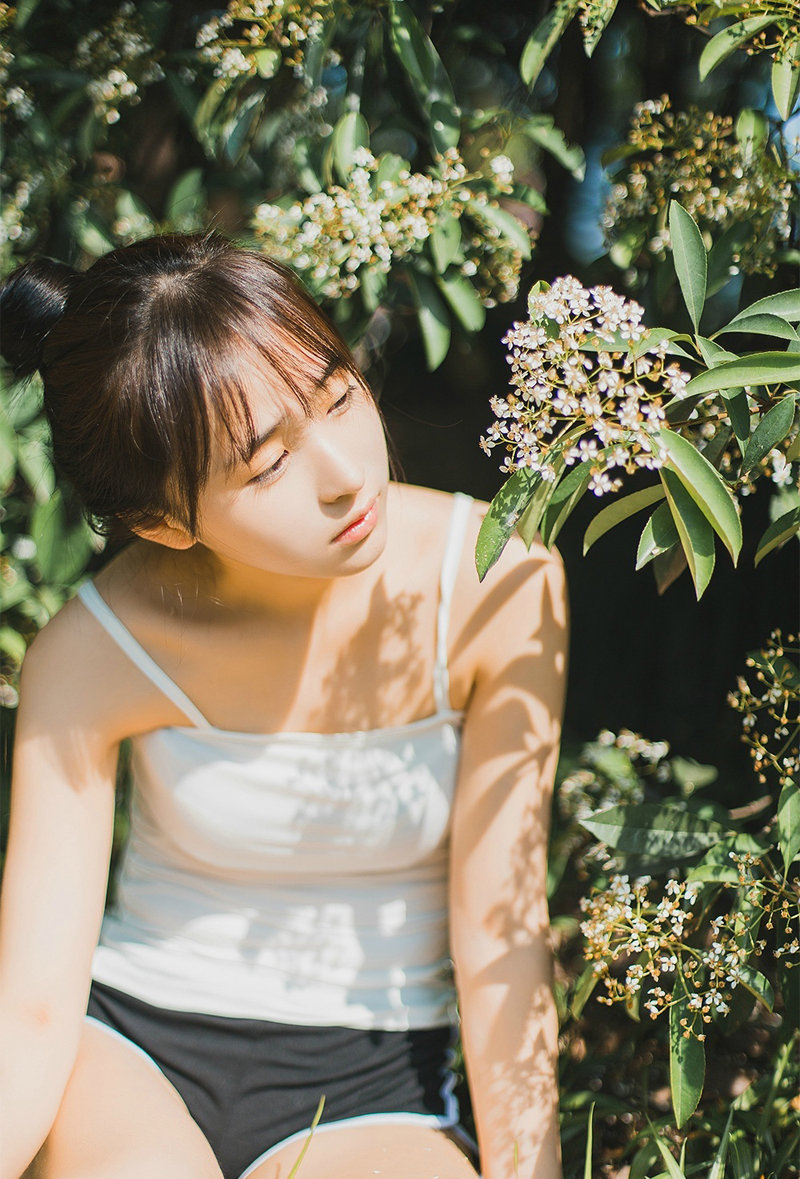 复古私房内裸肩白裙美女气质温婉