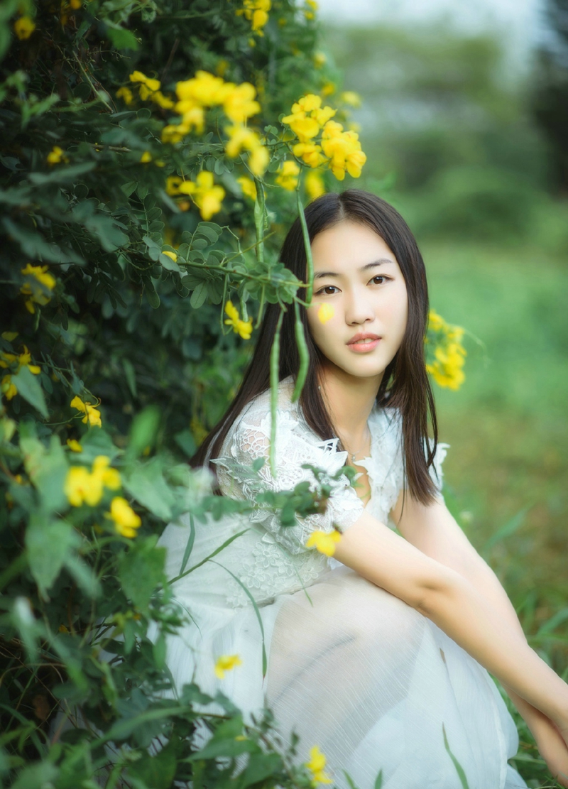 齐刘海樱桃少女清新户外纯真迷人