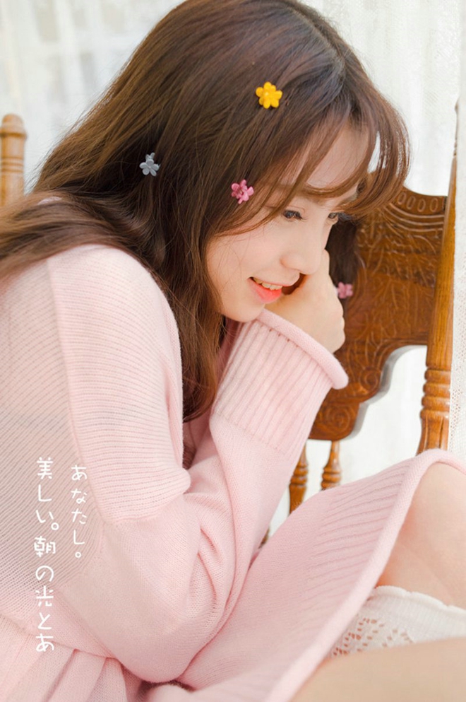 居家甜美优雅红唇妹子