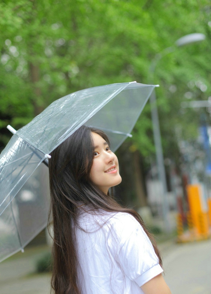 校园内的氧气美少女漂亮迷人笑脸