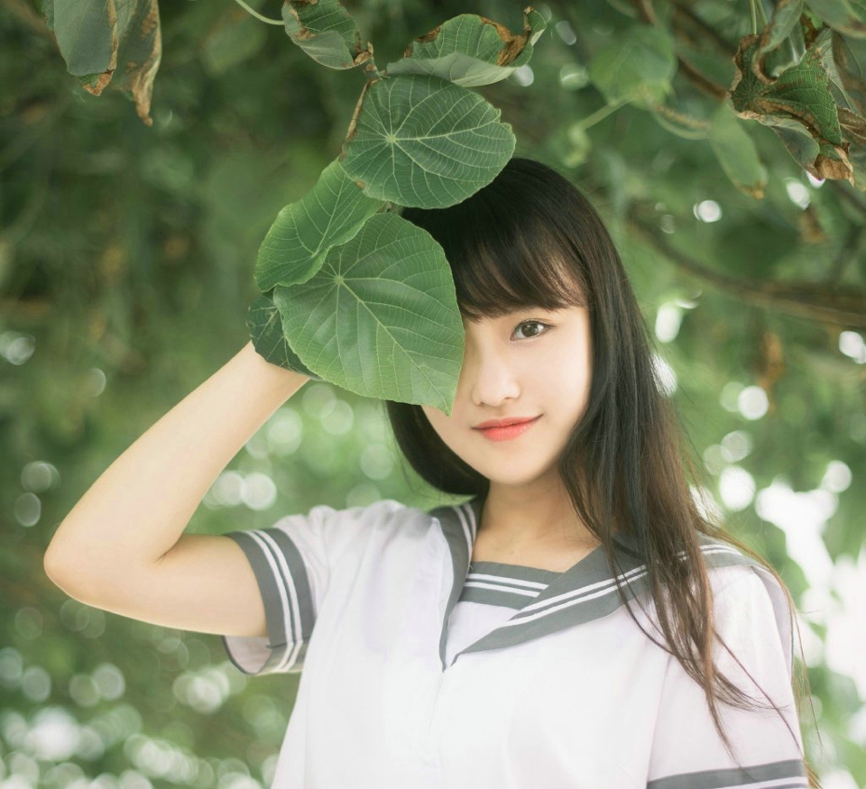 清新原野内的森系短发披肩美女笑容灿烂