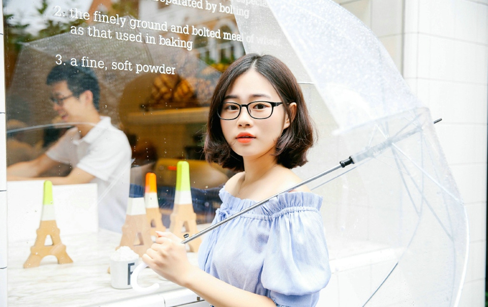 百褶裙短发美女纯真干净阳光写真