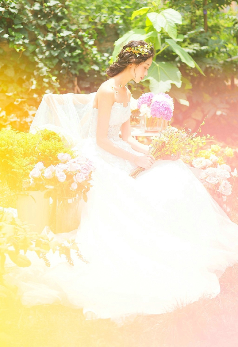 街道上的气球秀发女神活泼清新写真