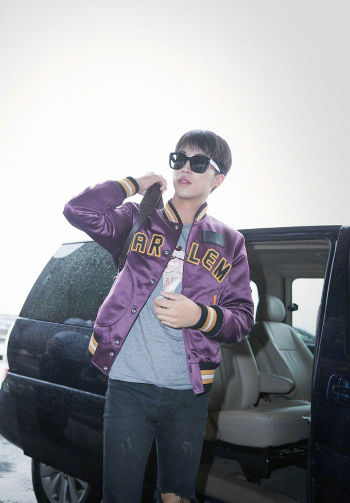 许魏洲2018春夏时装秀靓丽街拍