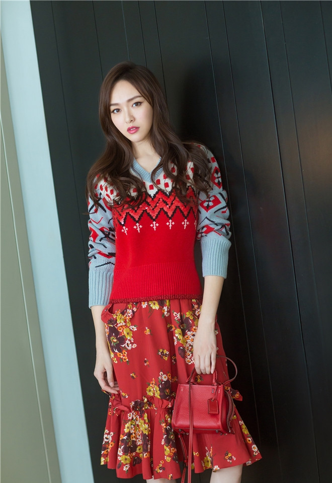 唐嫣妩媚现身纽约时装周 复古红装浪漫时髦