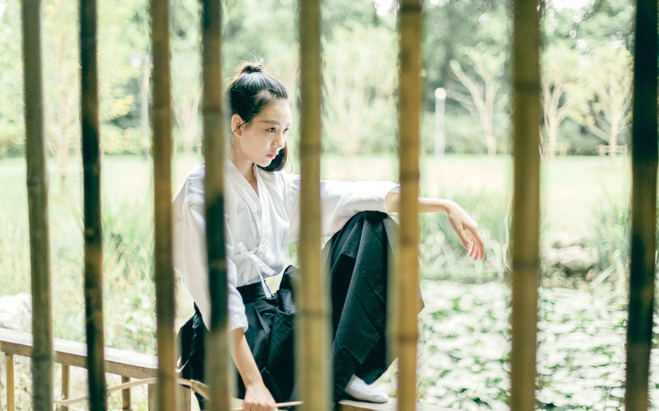 清新草地上的双马尾白裙姑娘素雅迷人写真照