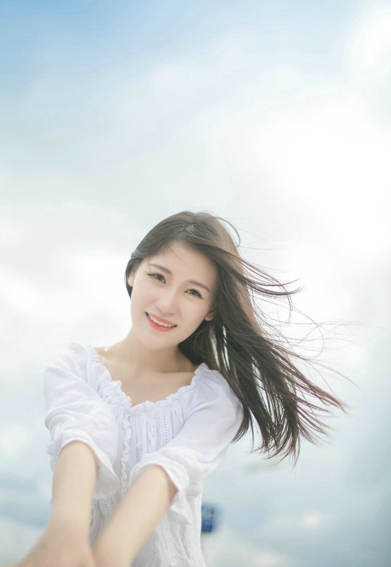 蓝天白云下的长发美女清甜笑容养眼写真