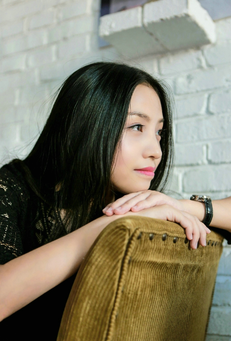 咖啡馆内的气质美女安静怡人