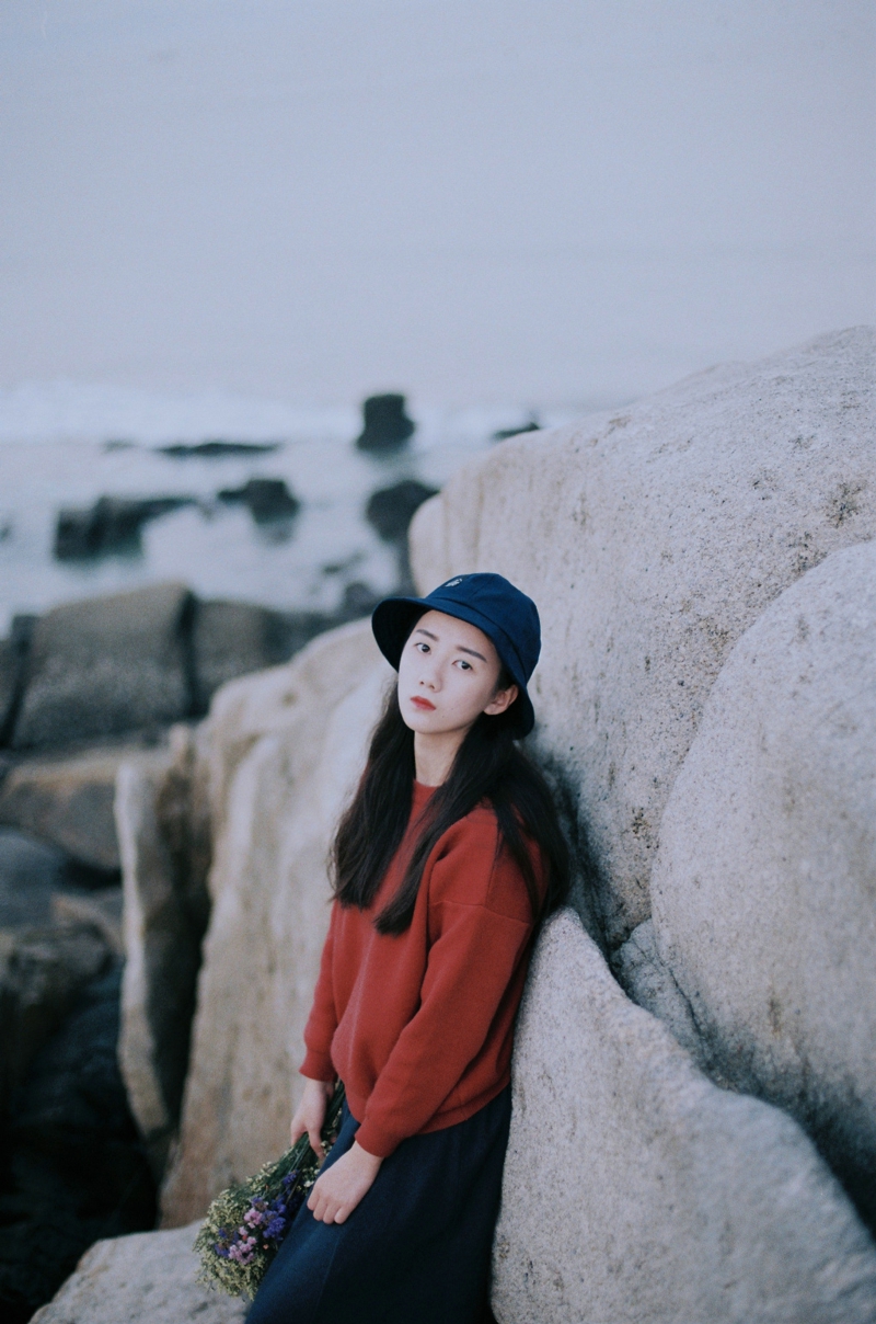 海岸边的森系美女海岸边思绪万千