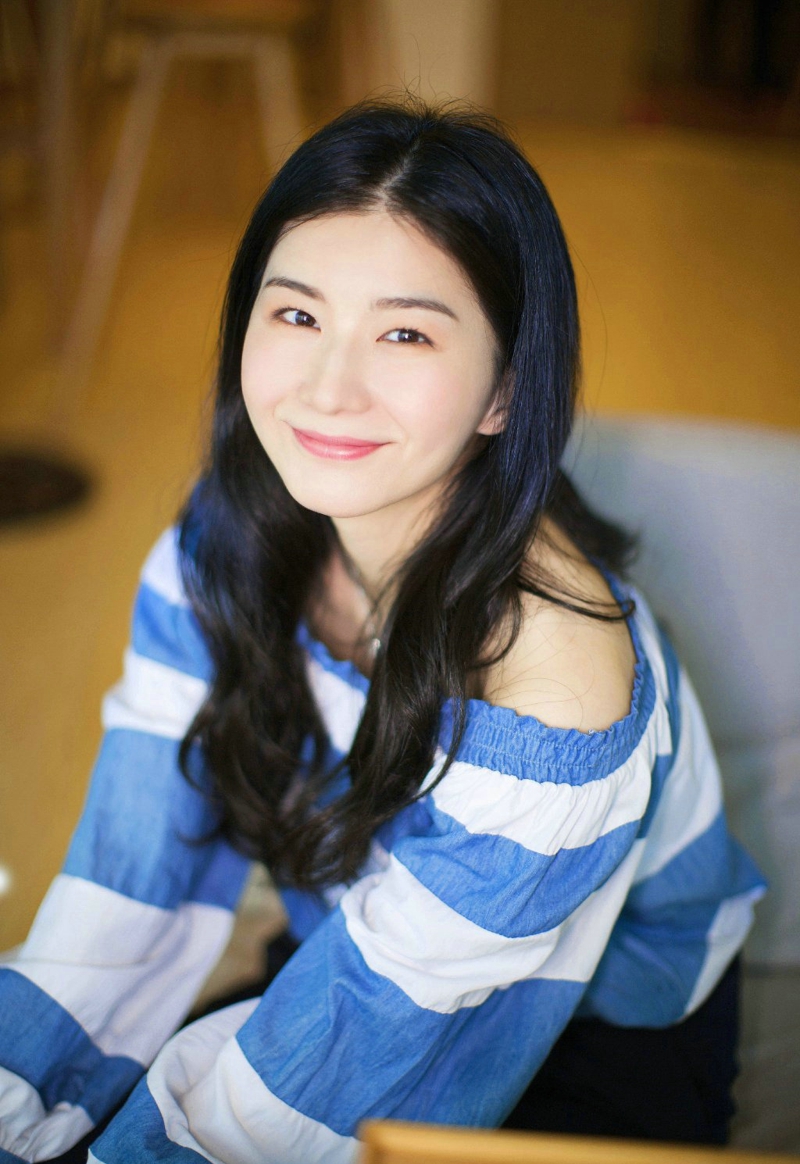 空阔草地上的毛衣围巾美女马尾清爽