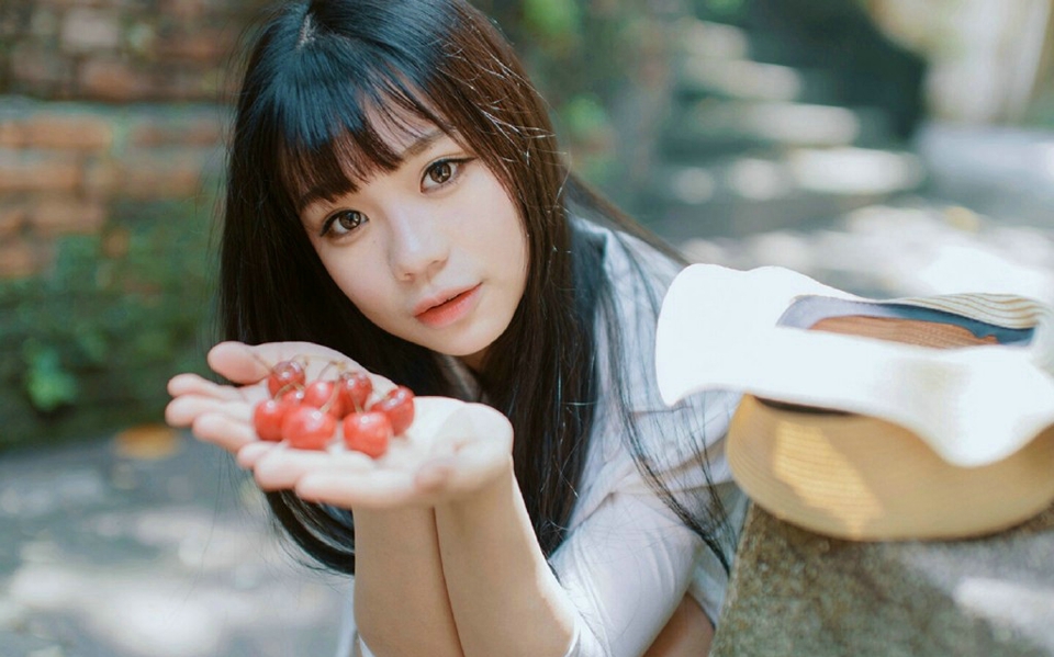 齐刘海樱桃少女清新户外纯真迷人