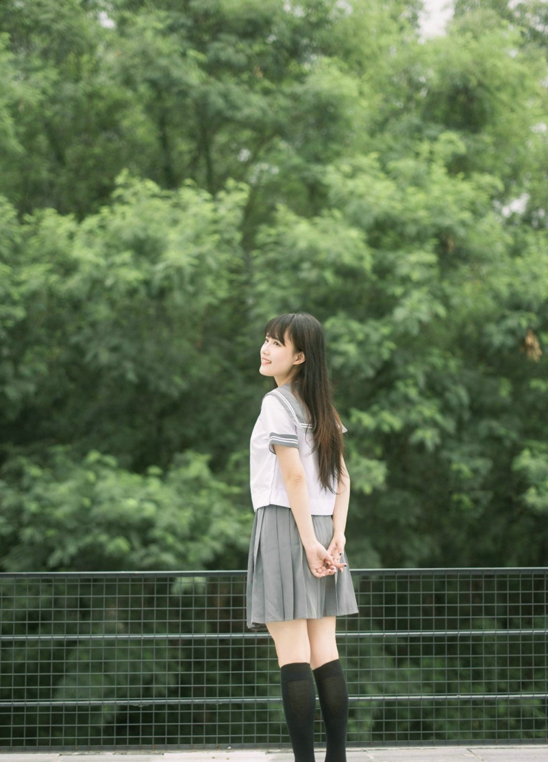 清新原野内的森系短发披肩美女笑容灿烂