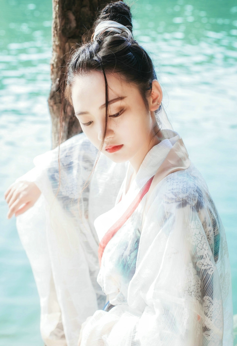 英伦风条纹衣美女养眼侧颜无敌写真美照