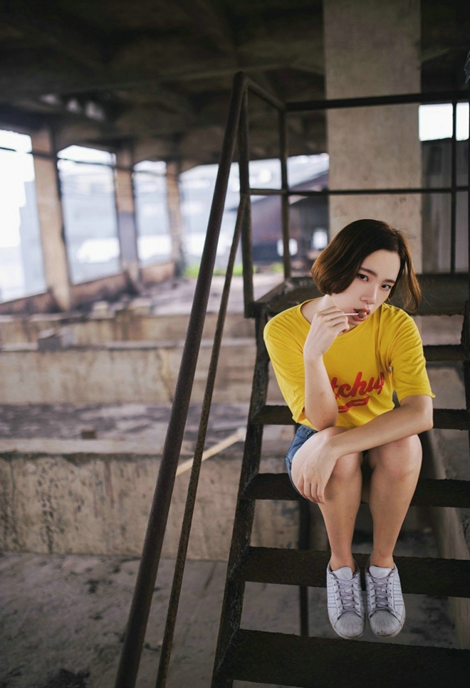 碎花长裙麻花辫草帽美女清新怡人写真套图