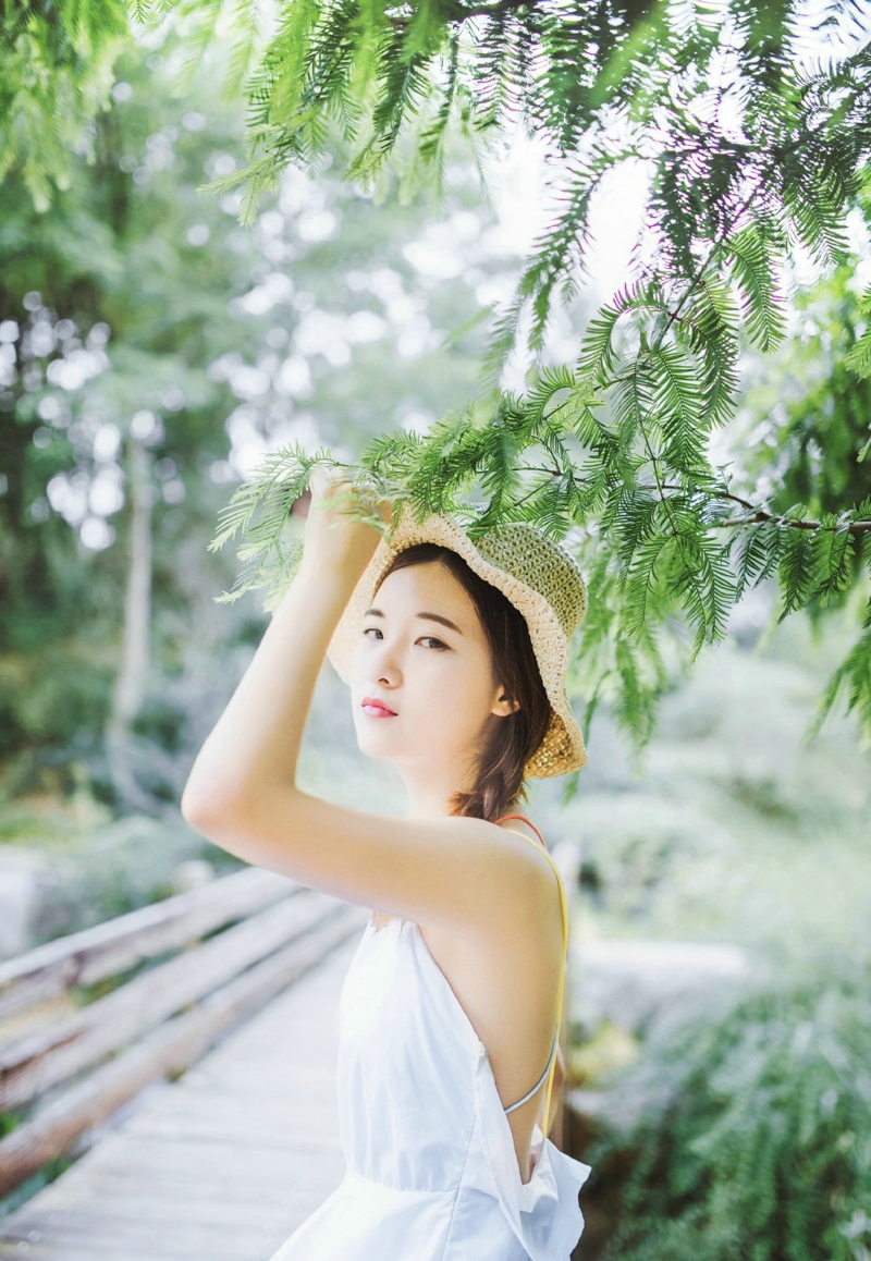 蓝天白云下的长发美女清甜笑容养眼写真