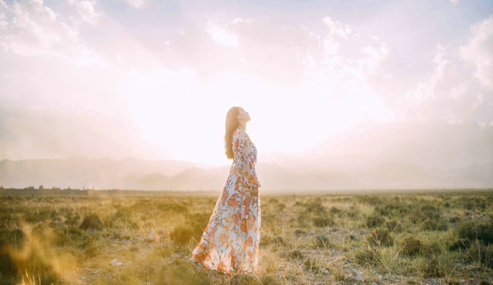 黄昏下的气质女神碎花长裙耀眼吸睛