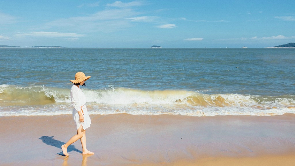海边蓝天下的草帽美女幽静迷人写真
