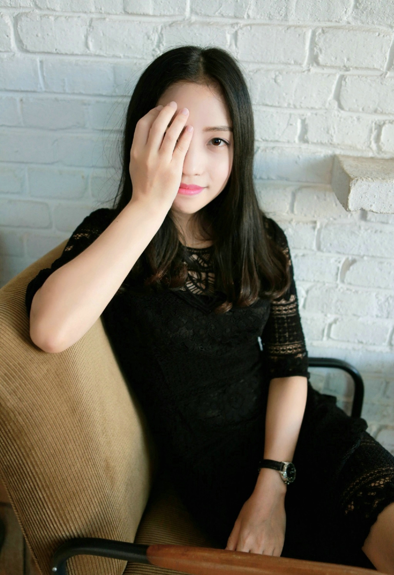 咖啡馆内的气质美女安静怡人