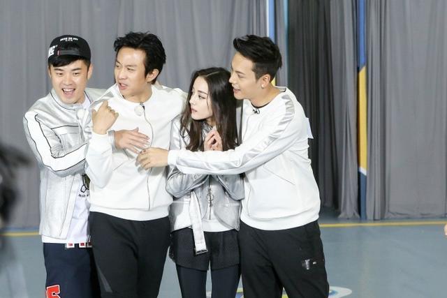 迪丽热巴奔跑吧  这位菇凉你是吃可爱长大的吗