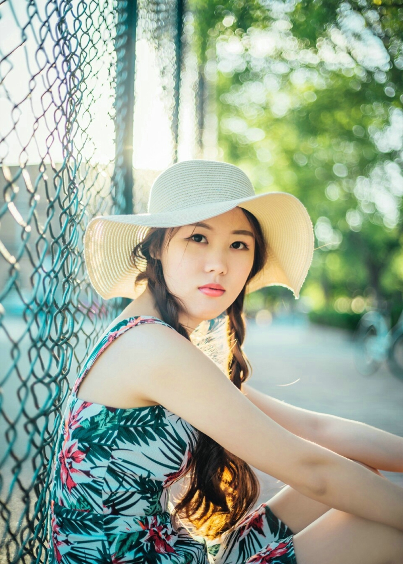 阳光下的连衣裙麻花辫美女靓丽吸睛