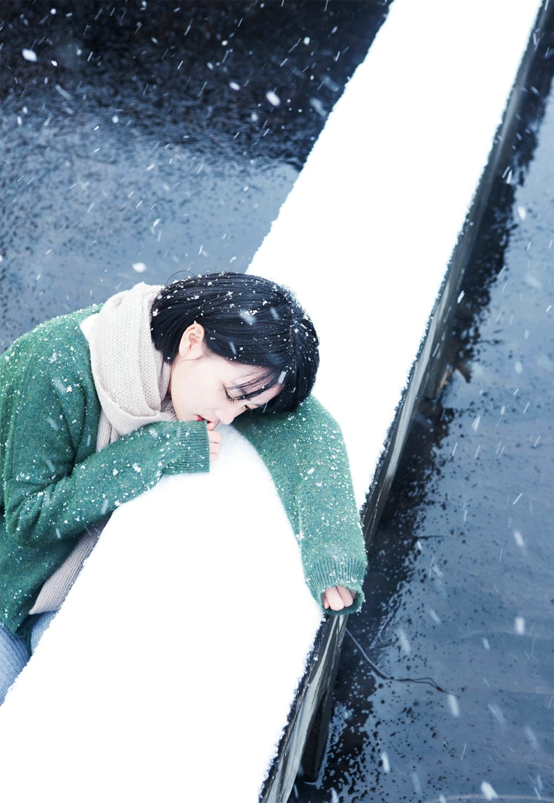 雪天内的短发森系精致五官美女写真