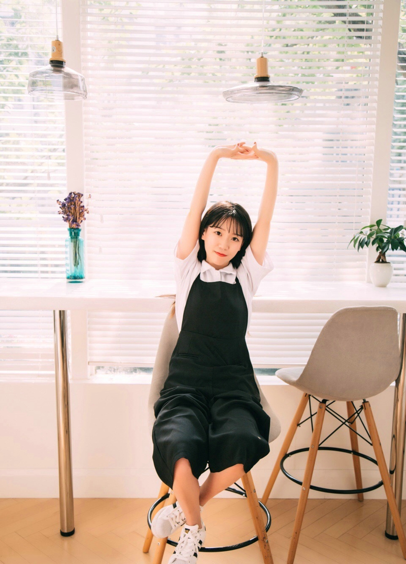咖啡馆内的背带裤少女青春俏皮写真