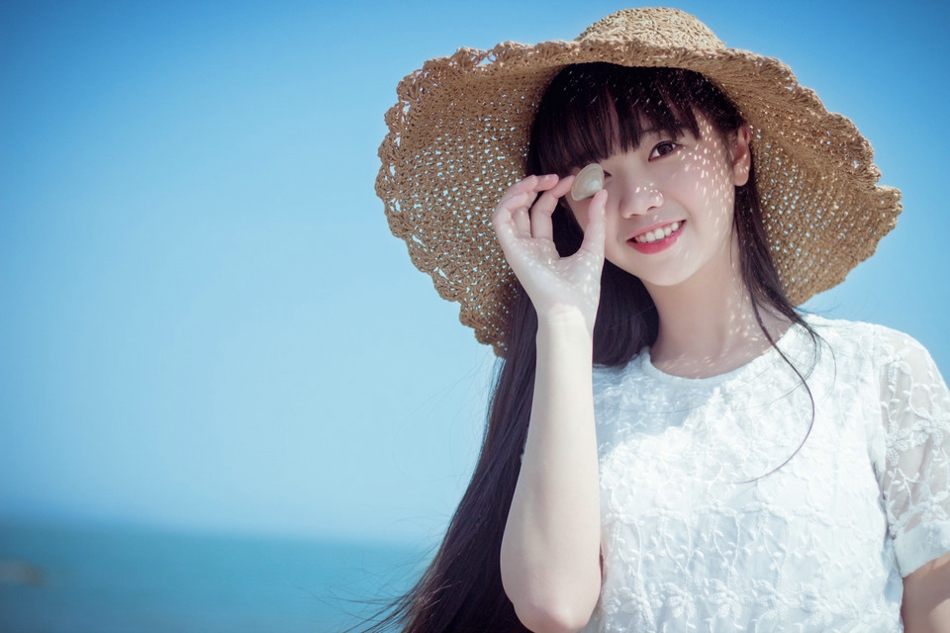 笑靥如花草帽美女海风扬起你的长发清纯写真