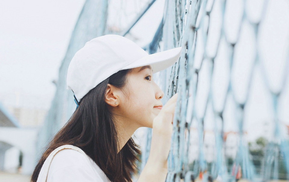 操场上的棒球帽休闲服饰明媚少女