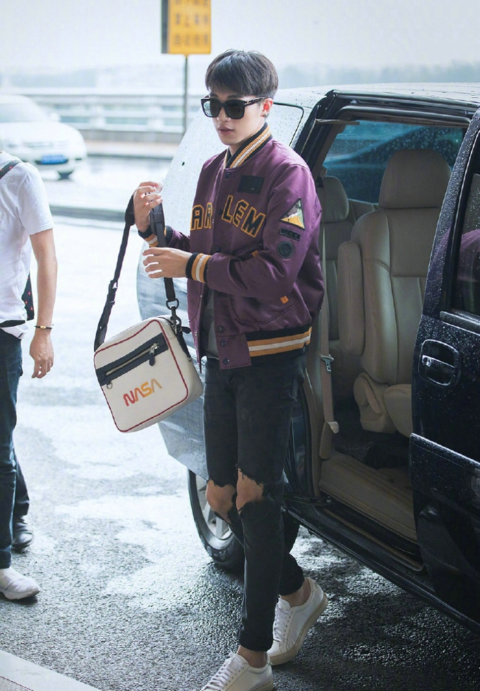 许魏洲2018春夏时装秀靓丽街拍