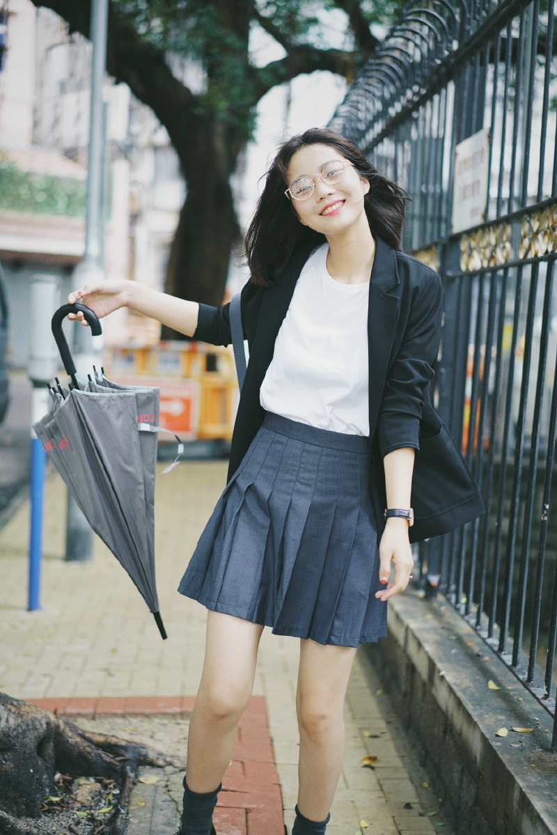 日系眼镜短发美女街头百褶裙养眼写真