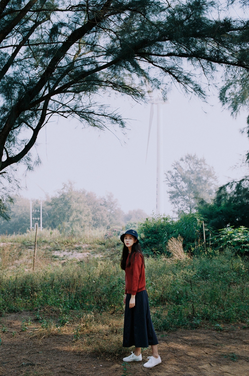 海岸边的森系美女海岸边思绪万千