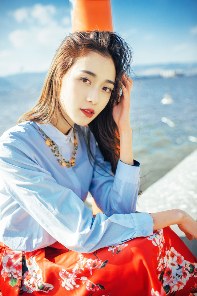 海边文艺美女自然随性鲜艳碎花裙飘逸迷人