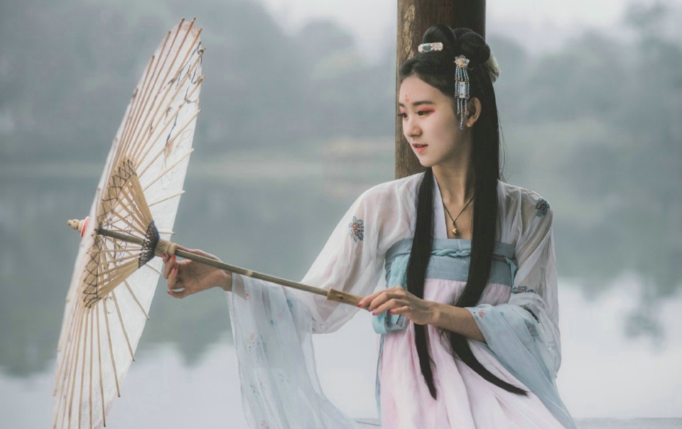 阳光下的可爱英伦范姑娘娇小玲珑