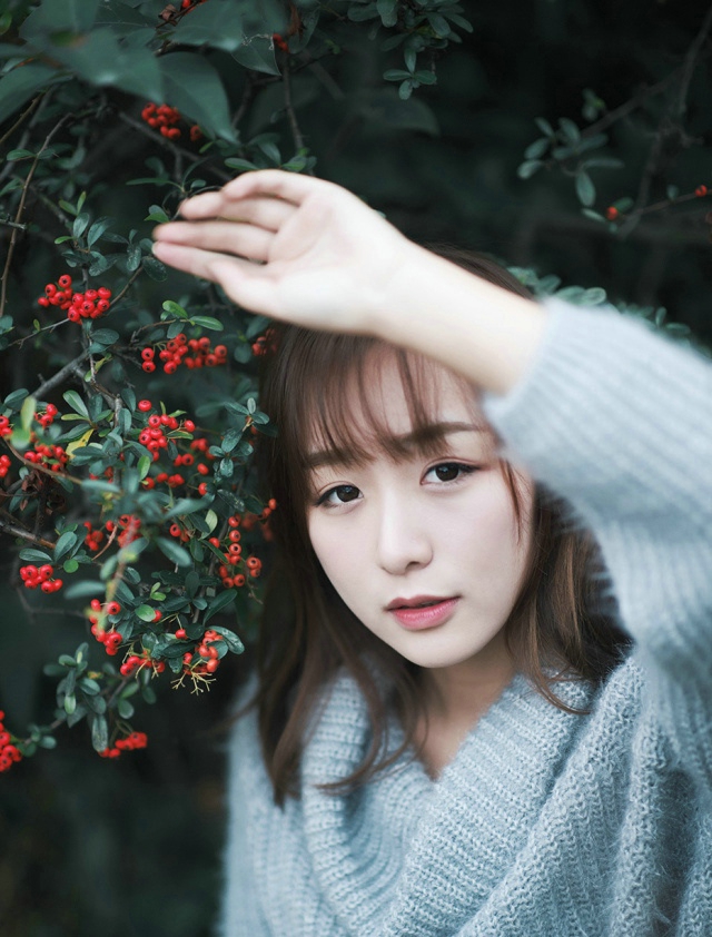 花丛中的毛衣美女气质眼神迷离写真