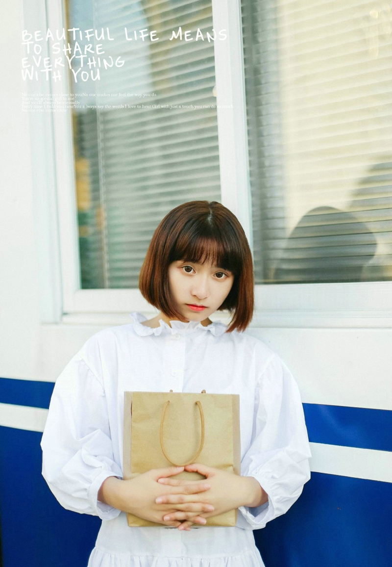 日系短发妹子可爱无辜眼神迷人