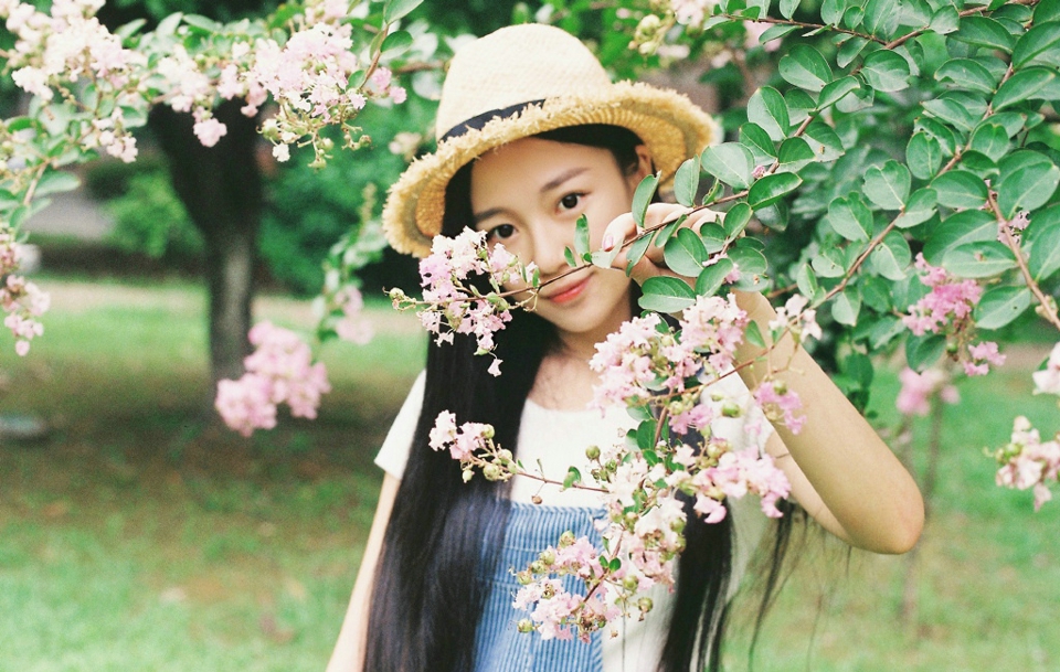 花树下的背带裤清新妹子娇美怡人写真