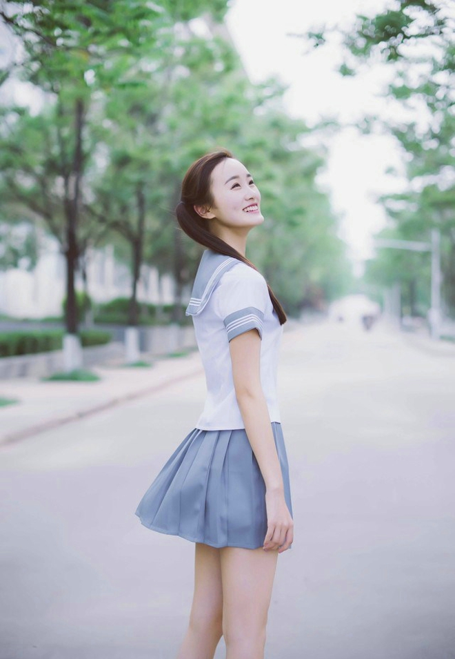 短裙学生装长腿学生美眉